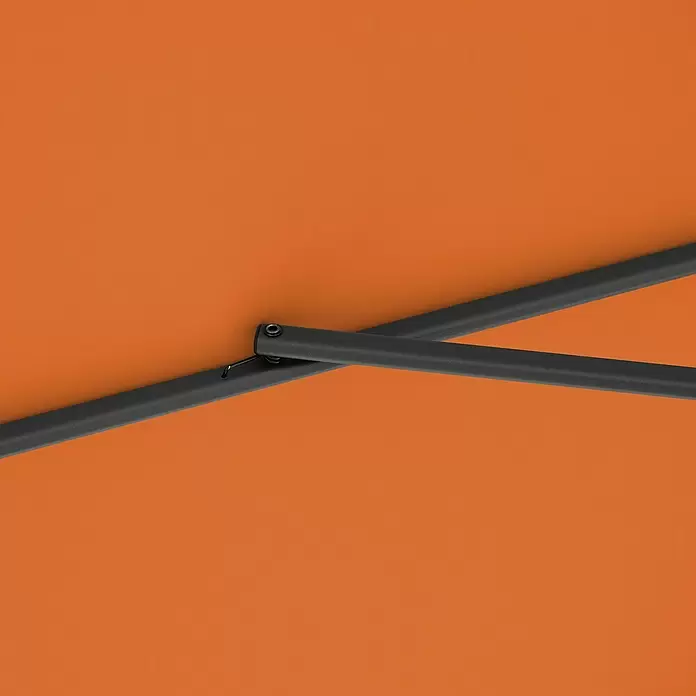 Doppler Ampelschirm myZone AX - Orange, Bespannungsmaß (L x B): 210 x 210 cm - Nahaufnahme von orangefarbenem Sonnenschirm- oder Markisenstoff mit dunkelgrauem Metallrahmen und Scharniermechanismus.