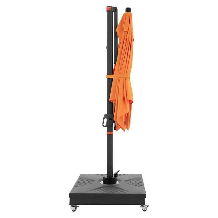 Doppler Ampelschirm myZone AX - Orange, Bespannungsmaß (L x B): 210 x 210 cm - Geklappter orangefarbener Sonnenschirm auf dunkelgrauem Mast und Rollsockel.