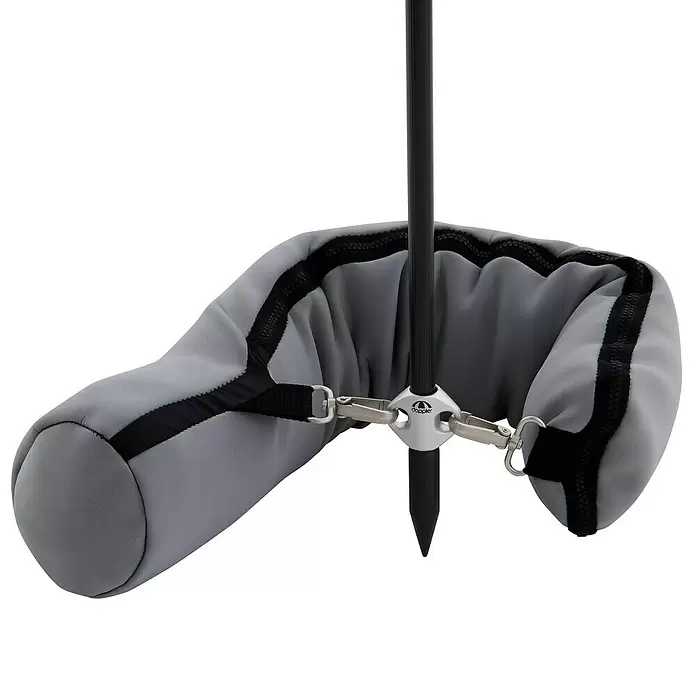 Doppler Expert Strandschirm Manual Muli - Anthrazit, Durchmesser Bespannung: 160 cm - Graues gepolstertes U-förmiges Kissen mit schwarzem Besatz, an einer schwarzen Stange über einen silbernen Metallverbinder mit 'doppler'-Logo und spitzem Erdspieß befestigt.