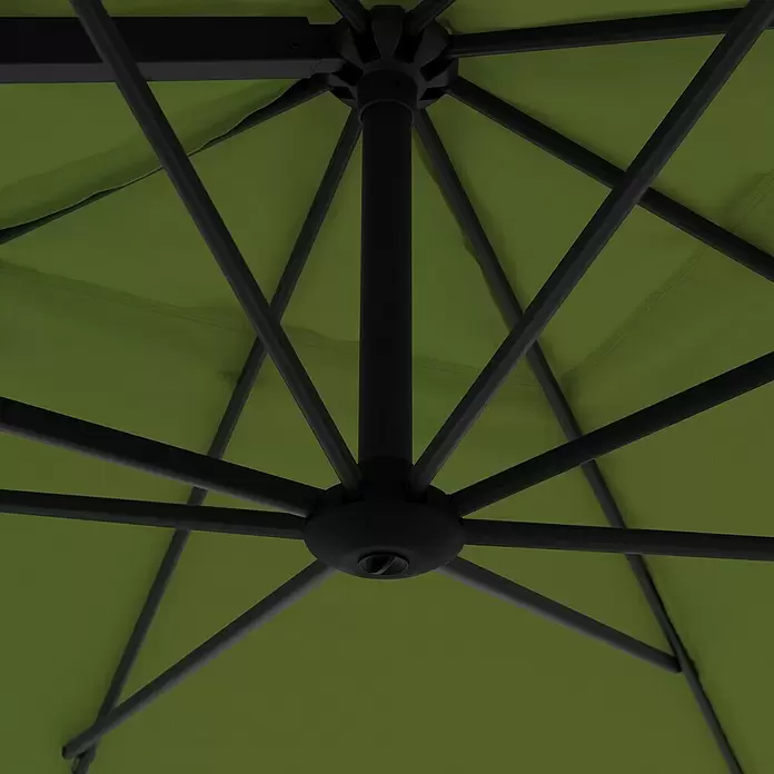 Doppler Ampelschirm myZone AX - Kiwi, Bespannungsmaß (L x B): 210 x 210 cm - Schwarzes Gestell und Streben eines Sonnenschirms von unten gesehen, vor grünem Stoffbezug.