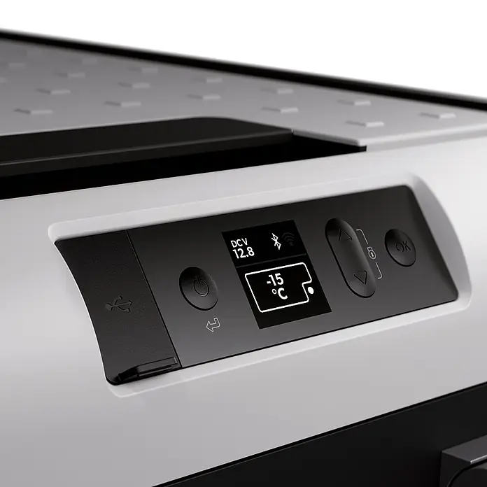 Dometic Kompressor Kühlbox CFX3 35 - L x B x H: 69,4 x 39,8 x 40,7 cm, 36 l - Nahaufnahme eines tragbaren Kühlgeräts mit digitaler Anzeige, die auf -15°C eingestellt ist. Detailaufnahme der Bedienkonsole des Geräts.