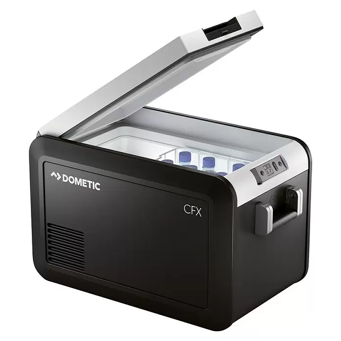 Dometic Kompressor Kühlbox CFX3 35 - L x B x H: 69,4 x 39,8 x 40,7 cm, 36 l - Schwarze Dometic CFX Kühlbox mit geöffnetem weißen Deckel, der blauverschlossene Flaschen zeigt. Mit Bedienfeld und seitlichem Griff.