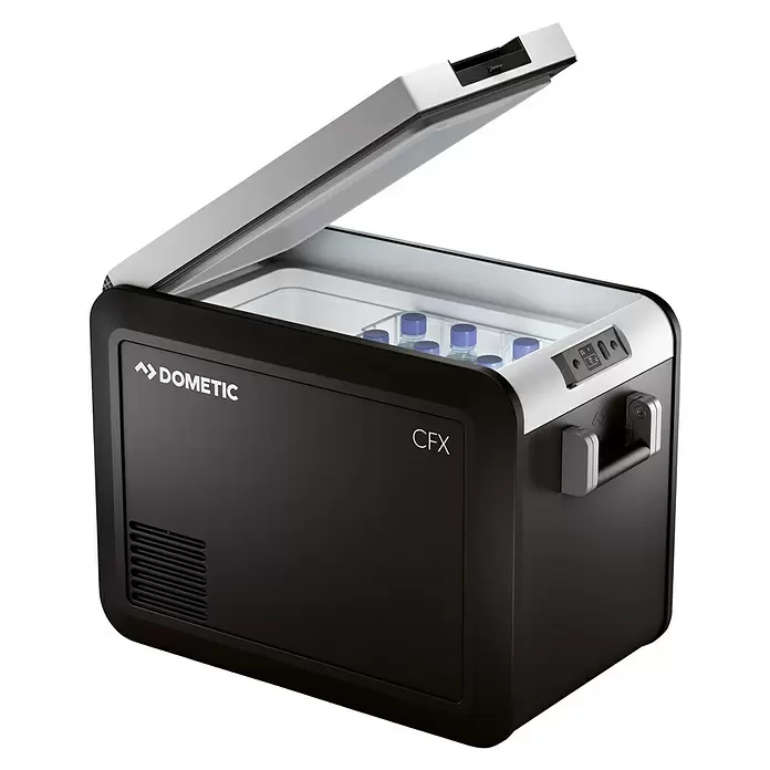 Dometic Kompressor Kühlbox CFX3 45 - L x B x H: 69,4 x 39,8 x 47,6 cm, 46 l - Schwarze und weiße Dometic CFX Kühlbox mit offenem Deckel, gefüllt mit Wasserflaschen und Bedienfeld.