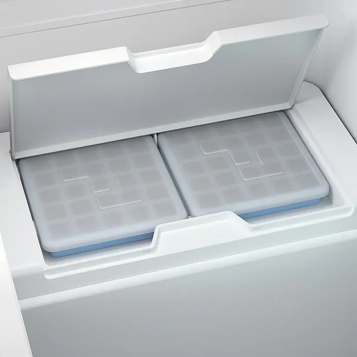 Dometic Kompressor Kühlbox CFX3 55IM - L x B x H: 72 x 45,5 x 48 cm, 53 l - Bild von einem Kühlschrank mit zwei Eiswürfelbehältern und einem Deckel. Die Behälter sind quadratisch und haben eine graue Abdeckung.