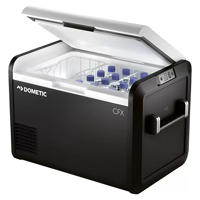 Dometic Kompressor Kühlbox CFX3 55 - L x B x H: 72 x 45,5 x 48 cm, 55 l - Schwarz-weiße Dometic CFX Kühlbox mit offenem Deckel, sichtbar sind Wasserflaschen und ein Bedienfeld.