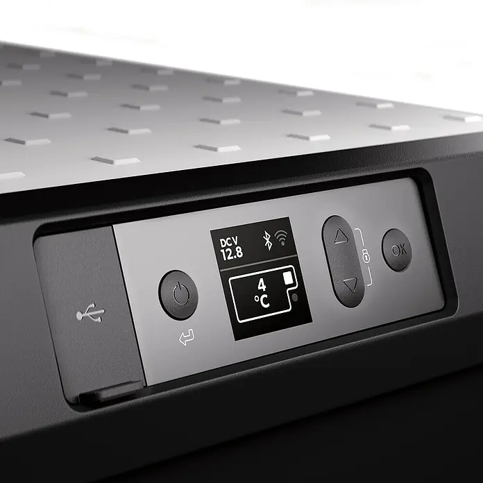 Dometic Kompressor Kühlbox CFX3 55IM - L x B x H: 72 x 45,5 x 48 cm, 53 l - Detailaufnahme eines Kühlgeräts mit digitaler Anzeige, die 4°C, Bluetooth- und WiFi-Symbol sowie verschiedene Bedienelemente zeigt.
