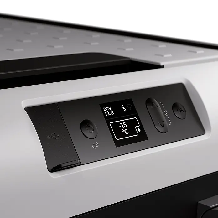 Dometic Kompressor Kühlbox CFX3 45 - L x B x H: 69,4 x 39,8 x 47,6 cm, 46 l - Nahaufnahme der Bedienelemente eines tragbaren Kühlers mit Temperaturanzeige und USB-Anschluss.