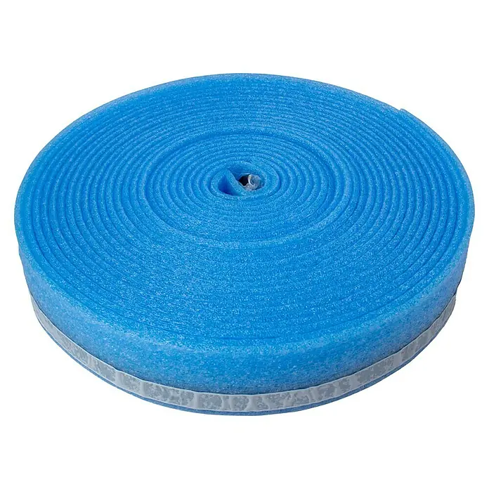 Solarfloor Fußbodenheizung Klett-Faltplatte Komplettpaket - Beheizbare Fläche: 10 m², 620 x 600 mm - Nahaufnahme einer Rolle blauer Schaumstoff-Dichtungsband, die für die Abdichtung gegen Zugluft und zur Isolierung verwendet wird.