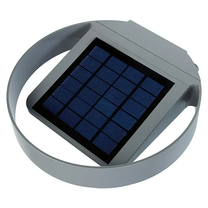 Lutec Aplique solar para exterior Lord - 1 W, L x An x Al: 22 x 21,4 x 4,5 cm, Plateado, IP44 - Primer plano de una lámpara solar con carcasa gris y un panel solar cuadrado con celdas azules, generando energía para iluminación sostenible.