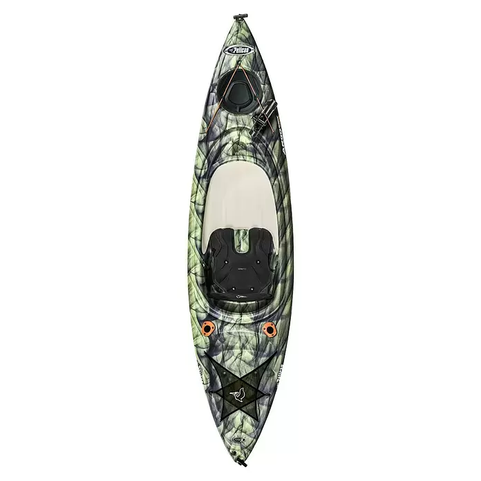 Pelican Kajak Argo 100 X Angler - L x B x H: 304,8 x 71,12 x 35,56 cm, Tragkraft: 124,74 kg, Geeignet für: 1 Person, Dampfschwarz/Limette - Grünes und schwarzes Camo-Angelkajak mit schwarzem Sitz, orangen Akzenten und Rutenhalter.