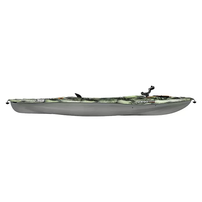 Pelican Kajak Argo 100 X Angler - L x B x H: 304,8 x 71,12 x 35,56 cm, Tragkraft: 124,74 kg, Geeignet für: 1 Person, Dampfschwarz/Limette - Grün-schwarz getarntes Angelkajak mit grauem Rumpf, ausgestattet mit Sitz und Rutenhalter.