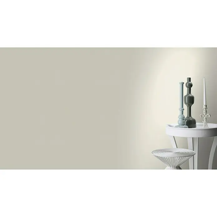 Rasch Vliestapete - Weiß/Creme, Uni, 10,05 x 0,53 m, Matt, Feine Struktur - Dekorative Inneneinrichtung mit eleganten Kerzenständern und stilvollen Vasen auf einem Beistelltisch, ideal für eine moderne Wohnraumgestaltung.