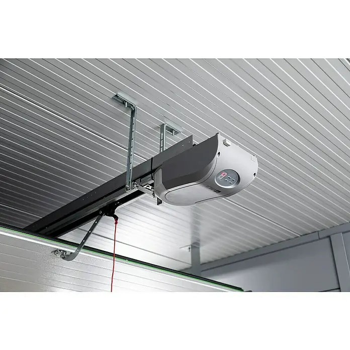 Telluria Garage Classico 3663G inkl. Elektro-Set und Innenwandverkleidung - Außenmaß inkl. Dachüberstand (B x T): 388 x 658 cm, Anthrazit, Stahl, Elektro-Set - Nahaufnahme eines Garagentorantriebs mit digitaler Anzeige, montiert an einer Garagendecke.
