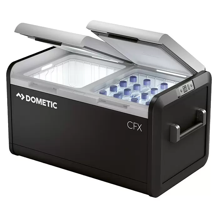 Dometic Kompressor Kühlbox CFX3 75DZ - L x B x H: 89,2 x 49,5 x 47,2 cm, 75 l - Schwarze Dometic CFX Kühlbox mit zwei offenen Deckeln, einer Seite mit Wasserflaschen, beleuchtetem Innenraum und Digitalanzeige.