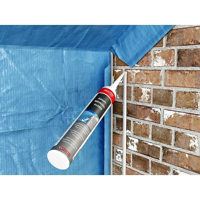 Probau Dampfbremsenkleber - 320 g - Nahaufnahme einer Kartusche ProBau Dampfbremsen-Kleber vor einer Mauer und einer blauen Plane, ideal zum Abdichten und Verkleben.