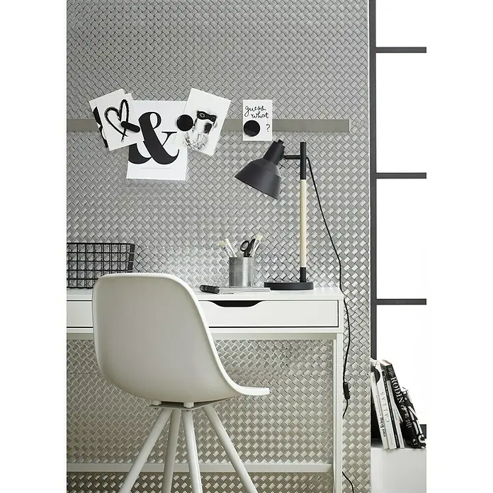 D-c-fix Riffeleffektfolie Riffelblech - 150 x 45 cm, Silber, Selbstklebend - Schreibtisch mit Arbeitsleuchte, Magnettafel mit Notizen, Stiftebehälter und Bücher. Der Raum wirkt modern und organisiert.