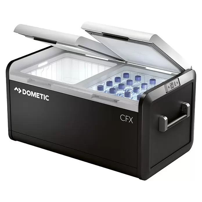 Dometic Kompressor Kühlbox CFX3 95DZ - L x B x H: 96,2 x 53 x 47,2 cm, 93 l - Schwarze Dometic CFX Kühlbox mit geöffneten Doppeldeckeln, ein leeres Fach und eines mit Wasserflaschen.