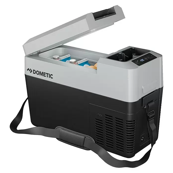 Dometic Kompressor Kühlbox CFF 12 - L x B x H: 56,1 x 23,5 x 38 cm, 13 l - Graue und schwarze Dometic Kühlbox mit offenem Deckel, der Flaschen und ein digitales Display zeigt, ausgestattet mit einem Schultergurt.