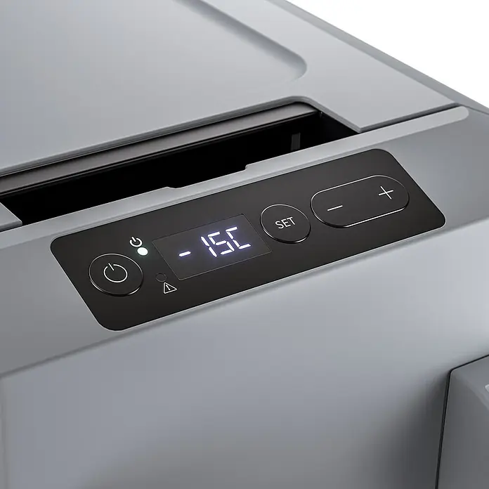 Dometic Kompressor Kühlbox CFF20 - L x B x H: 66 x 28,3 x 43 cm, 21 l - Nahaufnahme eines tragbaren Kühlers mit digitaler Temperaturanzeige, die -15°C anzeigt.