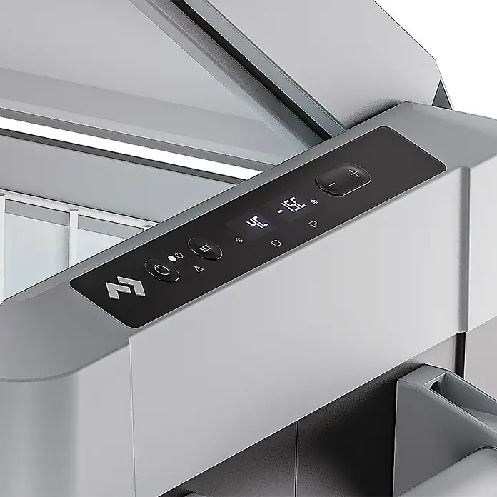 Dometic Kompressor Kühlbox CFF 70DZ - L x B x H: 91,4 x 44,3 x 50 cm, 70 l - Nahaufnahme eines Dometic Kühlgeräts mit digitaler Steuerung, die Temperaturen in Celsius und Fahrenheit anzeigt.