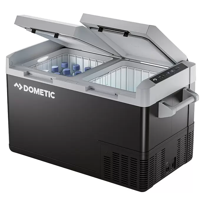Dometic Nevera portátil con compresor CFF 70DZ - L x An x Al: 91,4 x 44,3 x 50 cm, 70 l - Nevera portátil Dometic negra y gris con dos tapas abiertas, mostrando botellas en un compartimento.