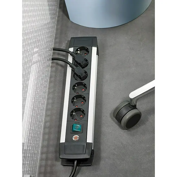 Brennenstuhl Premium-Alu-Line Base de enchufe múltiple - Número de enchufes Schuko: 4 ud., Negro/Plateado, Longitud del cable: 1,8 m, IP20, Con interruptor - Regleta con protección contra sobretensiones y dos cables de alimentación enchufados para uso en interiores.