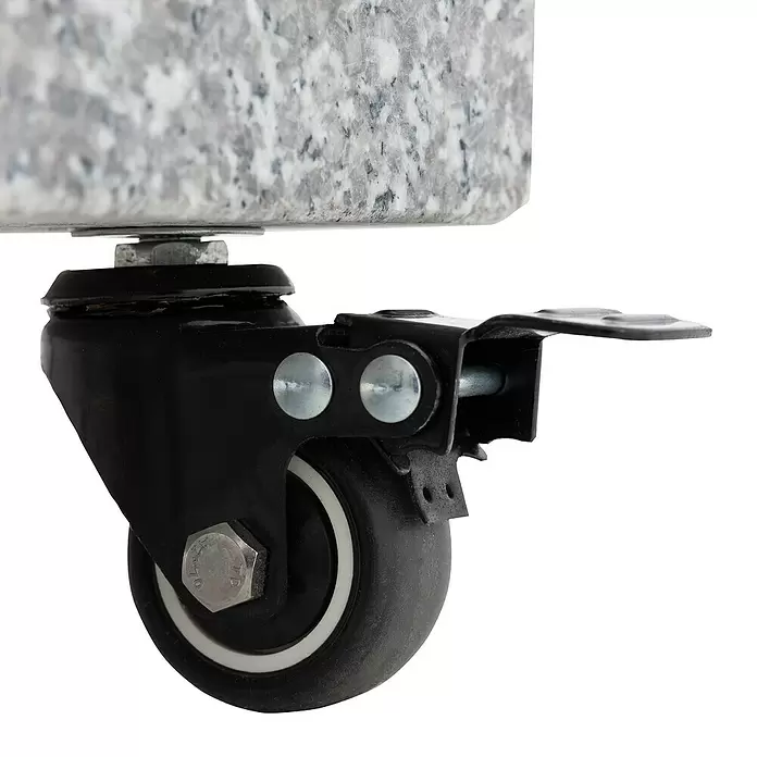 Doppler Granitschirmständer MyZone - 49,9 kg, Passend für: Doppler MyZone Sonnenschirme - Schwarze feststellbare Lenkrolle mit Gummireifen, befestigt an einer gesprenkelten grauen Oberfläche.