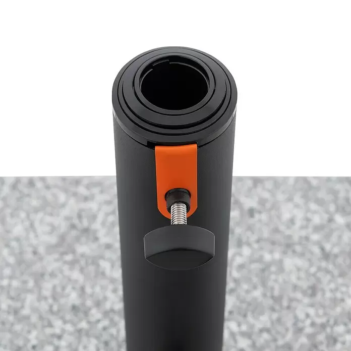 Doppler Granitschirmständer MyZone - 49,9 kg, Passend für: Doppler MyZone Sonnenschirme - Schwarz gerollte Matte mit orangefarbener Klemme und schwarzem Knopf.
