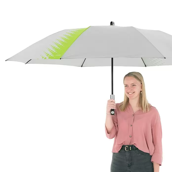 Doppler Expert Strandschirm Manual Muli - Hellgrau/Grün, Durchmesser Bespannung: 160 cm - Weißer Regenschirm mit grünem Muster, von einer Person geöffnet gehalten.
