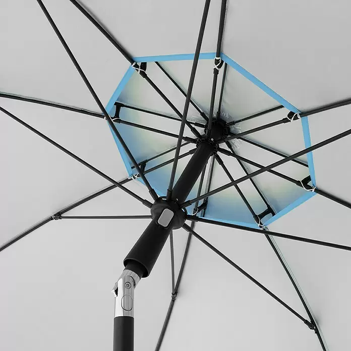 Doppler Strandschirm Windprofi Neo - Hellblau, Durchmesser Bespannung: 200 cm - Unterseite eines weißen Sonnenschirms mit schwarzem Gestell, Mittelstange und sechseckigem blauen Innenfutter, mit weißen Bändern befestigt.