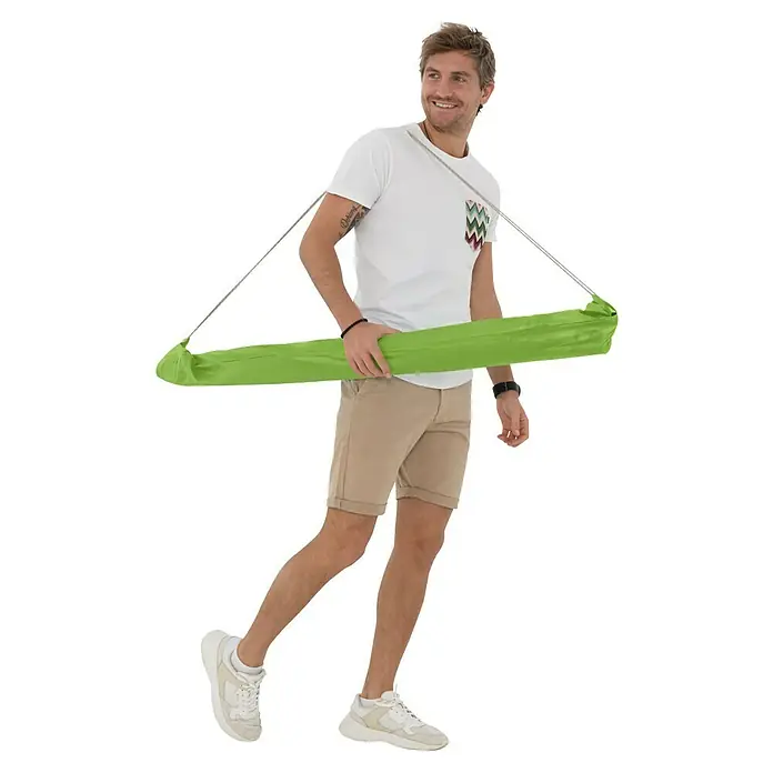 Doppler Strandschirm Windprofi Neo - Apfelgrün, Durchmesser Bespannung: 200 cm - Mann trägt eine grüne Strandmatte über der Schulter. Ideal für den Strand oder den Park.