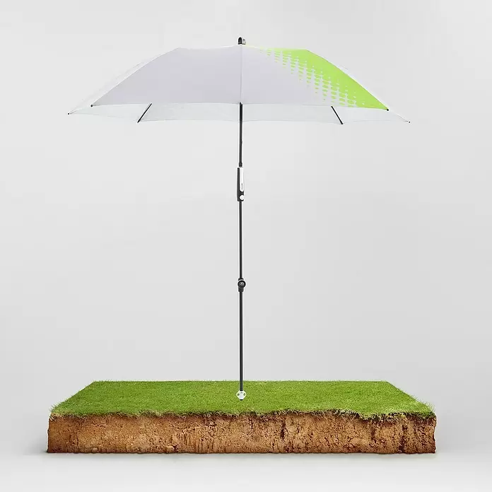 Doppler Expert Strandschirm Manual Muli - Hellgrau/Grün, Durchmesser Bespannung: 160 cm - Weiß-limettengrüner Sonnenschirm mit Halbtonmuster, stehend auf einem Grasblock.