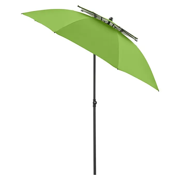 Doppler Strandschirm Windprofi Neo - Apfelgrün, Durchmesser Bespannung: 200 cm - Ein grüner Gartenschirm mit einem schwarzen Ständer spendet Schatten. Ideal für entspannte Stunden im Freien.