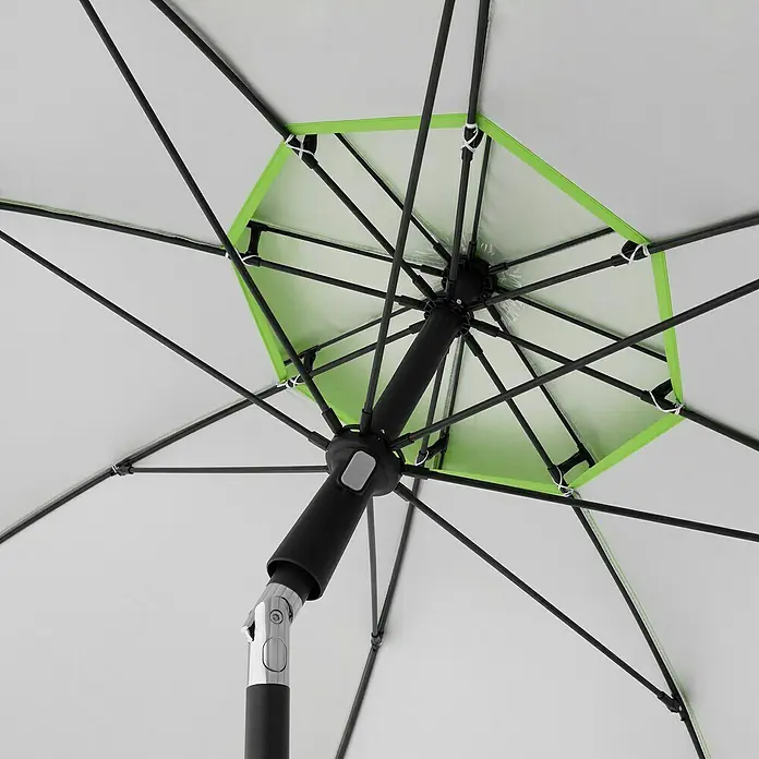 Doppler Strandschirm Windprofi Neo - Apfelgrün, Durchmesser Bespannung: 200 cm - Blick von unten auf einen weißen Sonnenschirm mit grünem Rand, der auf einem schwarzen Ständer montiert ist.