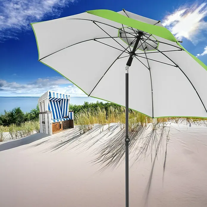 Doppler Strandschirm Windprofi Neo - Apfelgrün, Durchmesser Bespannung: 200 cm - Sonnenschirm mit grünem Rand auf Sandstrand, Strandkorb im Hintergrund. Perfekt für sonnige Tage am Meer.