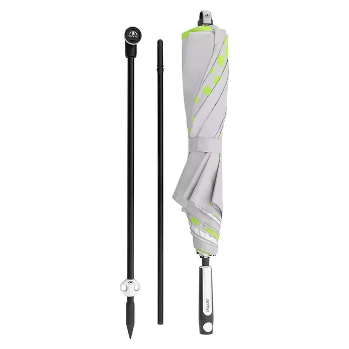 Doppler Expert Strandschirm Manual Muli - Hellgrau/Grün, Durchmesser Bespannung: 160 cm - Gefalteter hellgrauer Regenschirm mit neongrünen Punkten, daneben zwei schwarze Stangen, eine mit Erdspieß.