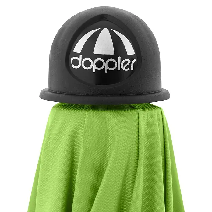 Doppler Strandschirm Windprofi Neo - Apfelgrün, Durchmesser Bespannung: 200 cm - Nahaufnahme eines Doppler-Schirmdachs. Das Logo der Marke ist gut sichtbar und die grüne Farbe des Schirms sticht hervor.
