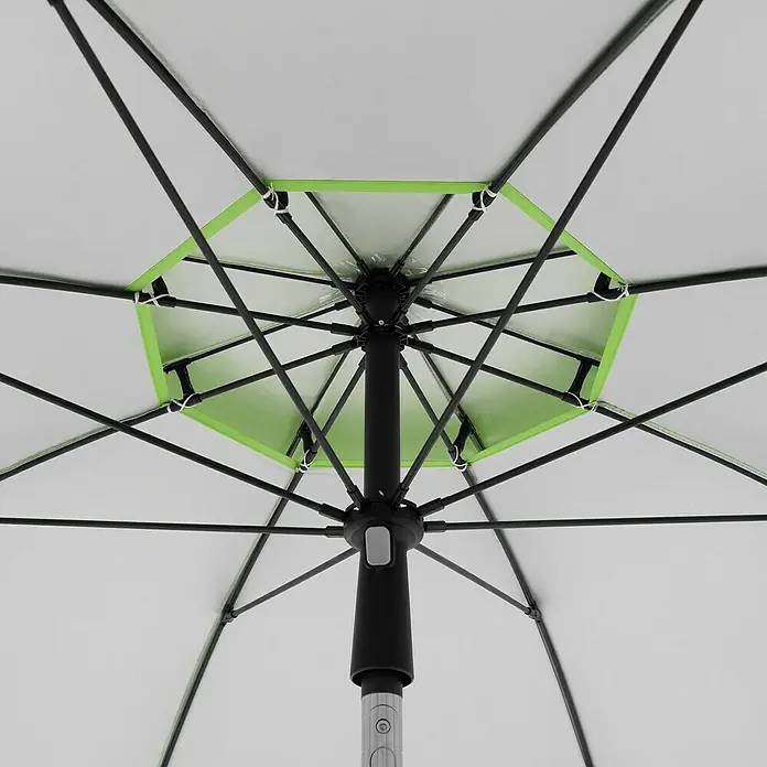 Doppler Strandschirm Windprofi Neo - Apfelgrün, Durchmesser Bespannung: 200 cm - Nahaufnahme eines geöffneten Sonnenschirms mit schwarzem Gestell und hellgrünen Akzenten, der Schutz vor der Sonne bietet.