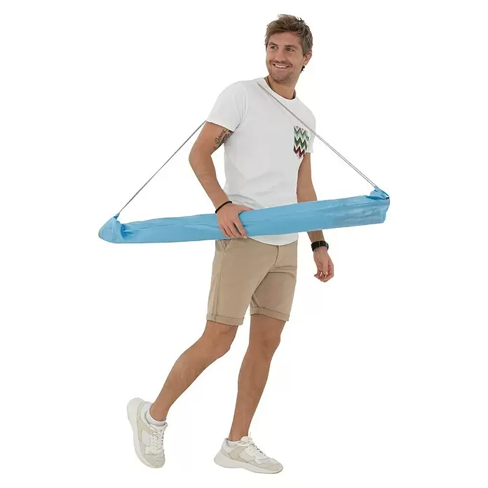 Doppler Strandschirm Windprofi Neo - Hellblau, Durchmesser Bespannung: 200 cm - Mann trägt eine blaue, zusammengerollte Matte mit Schultergurt.