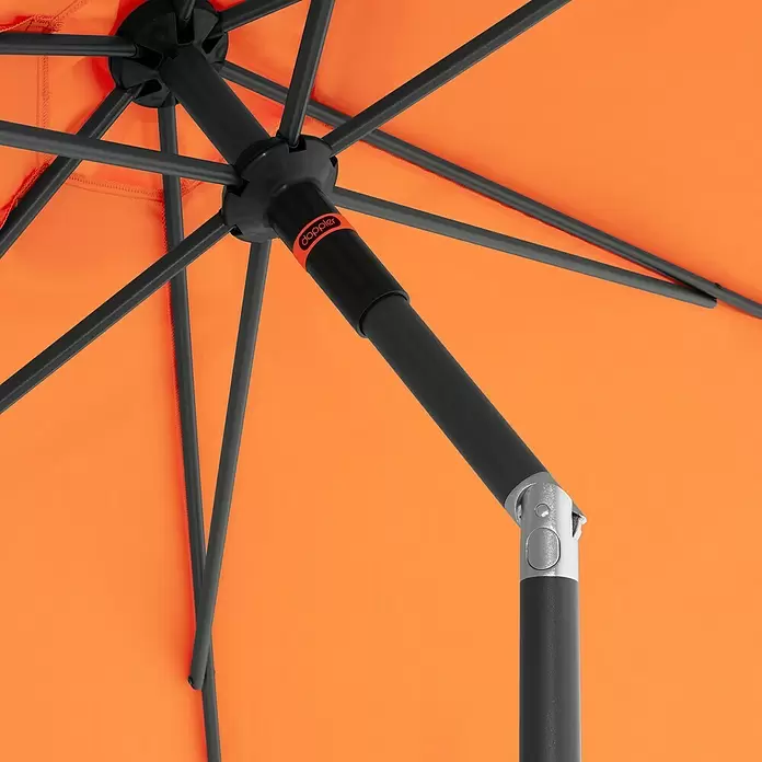 Doppler Marktschirm myZone Push Up - Orange, Durchmesser Bespannung: 300 cm - Nahaufnahme eines geöffneten orangefarbenen Regenschirms von unten, zeigt den schwarzen Rahmen, die Streben und ein silbernes Gelenk. Ein „doppler“-Logo ist sichtbar.