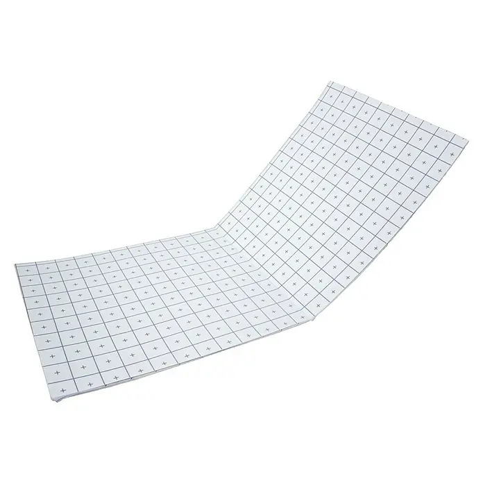Solarfloor Dämmplatte 100-10 DEO - L x B x S: 2.400 x 1.000 x 10 mm, 12 Stk., Beheizbare Fläche: 28,8 m² - Ein geöffnetes Notizbuch mit karierten Seiten liegt auf einer schwarzen Oberfläche.
