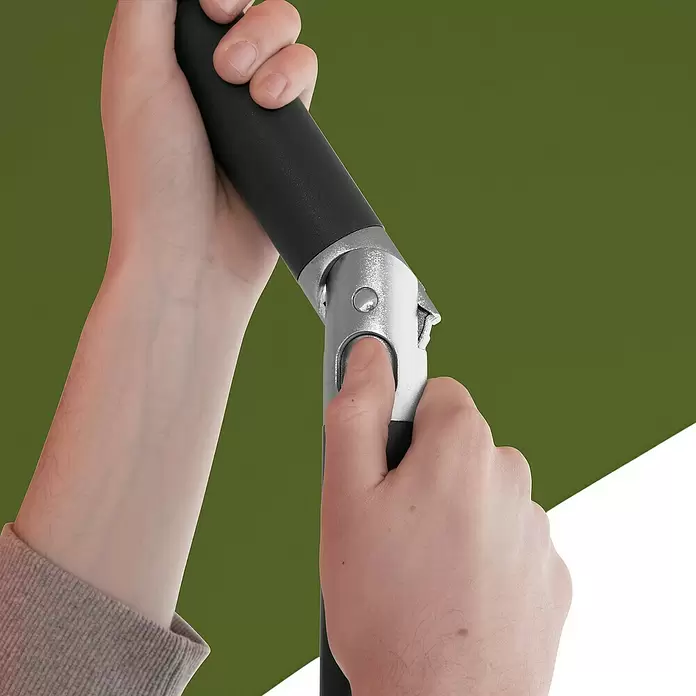 Doppler Marktschirm myZone Push Up - Kiwi, Durchmesser Bespannung: 300 cm - Ein Finger drückt den Knopf eines silbernen Verstellmechanismus, der in einen schwarzen Griff integriert ist.