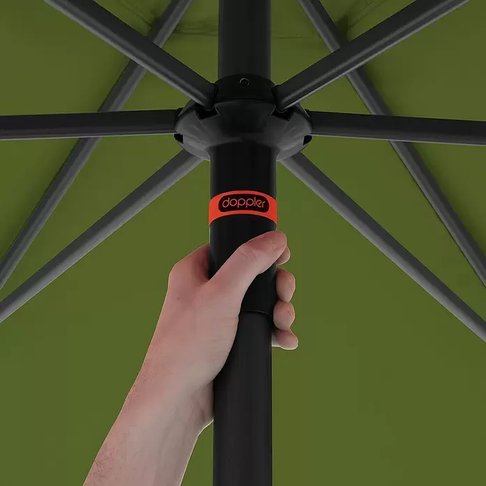 Doppler Marktschirm myZone Push Up - Kiwi, Durchmesser Bespannung: 300 cm - Hand hält schwarzen Schirmstock mit orangefarbenem 'doppler' Logo unter olivgrünem Schirmdach mit schwarzen Streben.