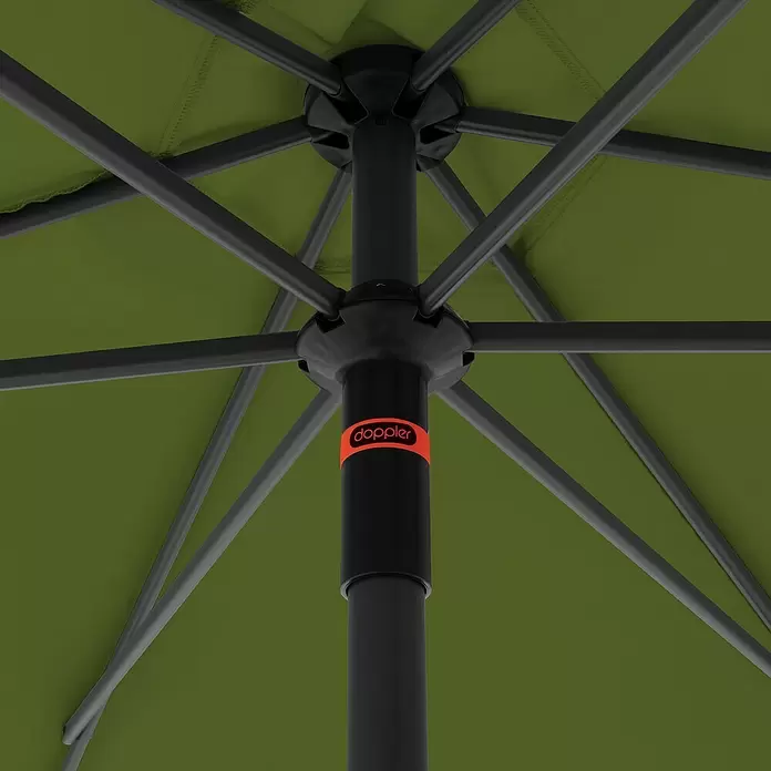 Doppler Marktschirm myZone Push Up - Kiwi, Durchmesser Bespannung: 300 cm - Unterseite eines grünen Sonnenschirms mit schwarzem Gestell und Mittelstange, orangefarbenes „doppler“-Logo.