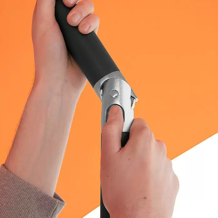Doppler Marktschirm myZone Push Up - Orange, Durchmesser Bespannung: 300 cm - Hände drücken einen silbernen Knopf an einem Gerät mit schwarzem Griff.