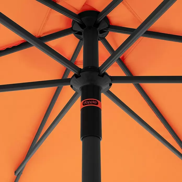 Doppler Marktschirm myZone Push Up - Orange, Durchmesser Bespannung: 300 cm - Unterseite eines orangefarbenen Sonnenschirms mit schwarzem Metallrahmen und Mittelstange, der die Struktur und den Stoff zeigt.