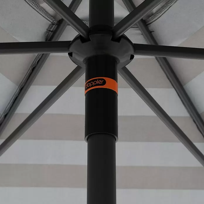 Doppler Marktschirm myZone Push Up - Blockstreifen Anthrazit, Durchmesser Bespannung: 300 cm - Unterseite eines Regenschirms mit schwarzem Gestell, Mittelstange und gestreiftem Bezug, mit orangefarbenem Doppler-Logo.