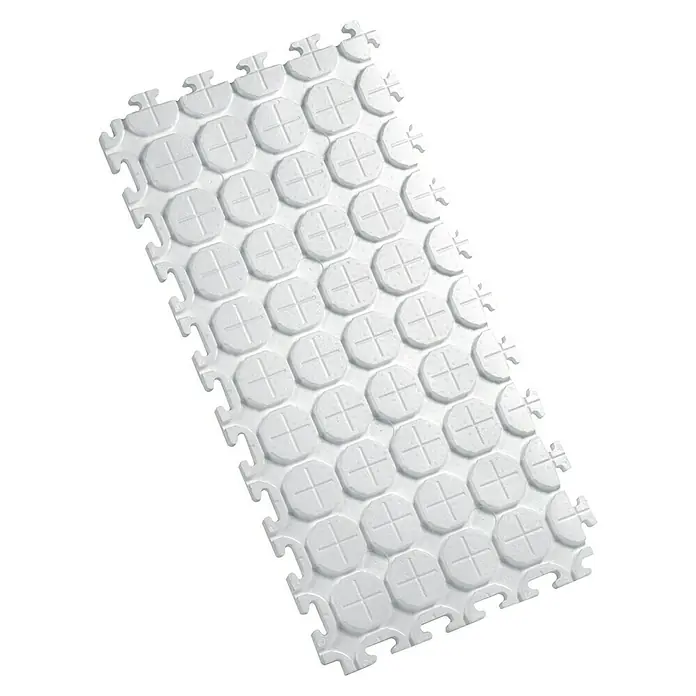 Solarfloor Dämmplatte - L x B: 606 x 1.181 mm - Nahaufnahme einer weißen, ineinandergreifenden Bodenmatte mit kreisförmigen Noppen und Kreuzmuster. Ideal für komfortable, stoßdämpfende Böden.
