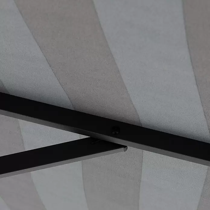 Doppler Marktschirm myZone Push Up - Blockstreifen Anthrazit, Durchmesser Bespannung: 300 cm - Unterseite eines gestreiften grauen Stoffdachs mit schwarzen Metallstützstangen.