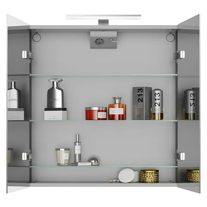 Jokey LED-Spiegelschrank DekorAlu - B x H: 65,4 x 68 cm, Aluminium, Farblos - Ein offener Badezimmerschrank mit Glasböden, gefüllt mit verschiedenen Kosmetikprodukten, darunter Parfums und Cremes.